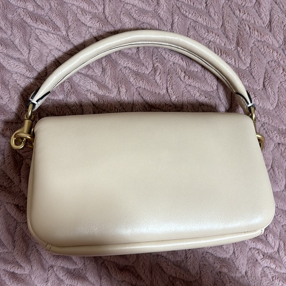 Coach Pillow Tabby 18 - Picture 5 of 8